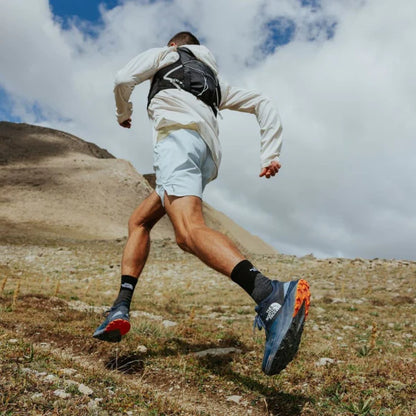 Linterna frontal con haz panorámico de 230° AdventureLight™