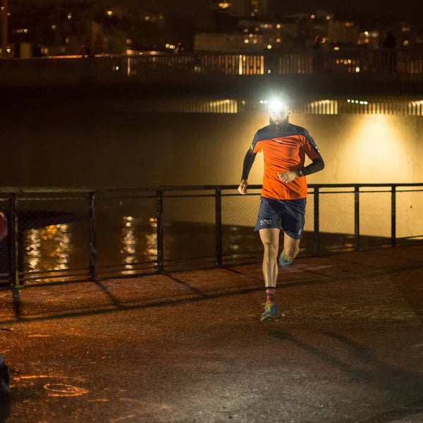 Linterna frontal con haz panorámico de 230° AdventureLight™