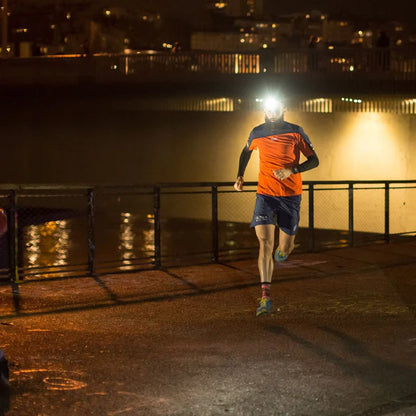 Linterna frontal con haz panorámico de 230° AdventureLight™